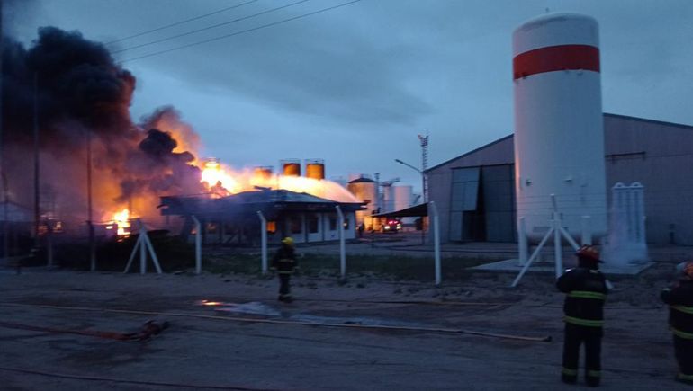Confirman tres personas muertas tras la explosión en la refinería de Plaza Huincul