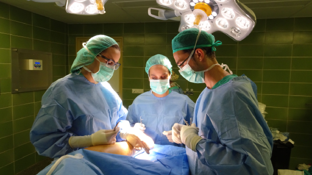 La operación fue realizada al margen del sistema regular de atención hospitalaria, sin orden médica registrada y sin habilitación administrativa.