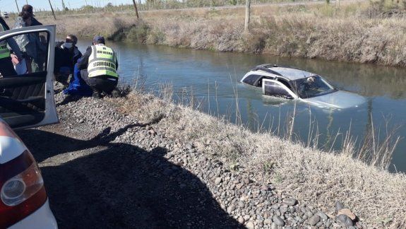 Perdieron el control del auto y terminaron adentro del canal