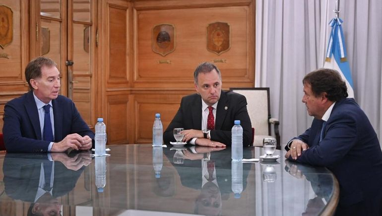 Santilli y Adorni recibieron a Weretilneck en la Casa Rosada.&nbsp;
