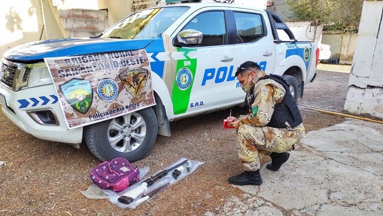 Los pararon en un control y les encontraron todo tipo de armas