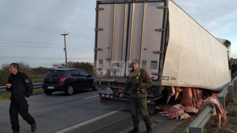 Vecinos saquearon un camión averiado y cargado con carne de cerdo