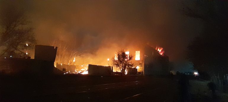 Gran incendio en el depósito de La Anónima en Cipolletti. Edersa cortó la electricidad en la zona. Foto: Antonio Spagnuolo.