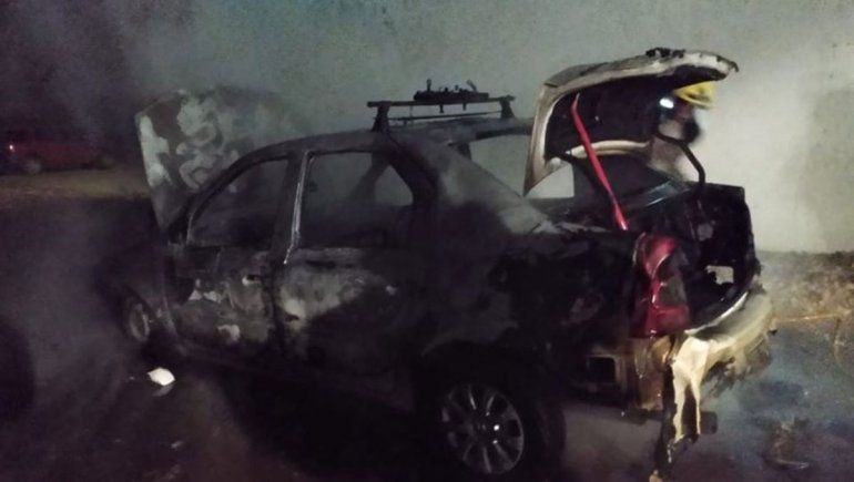 Un taxista perdió su auto tras un sorpresivo incendio