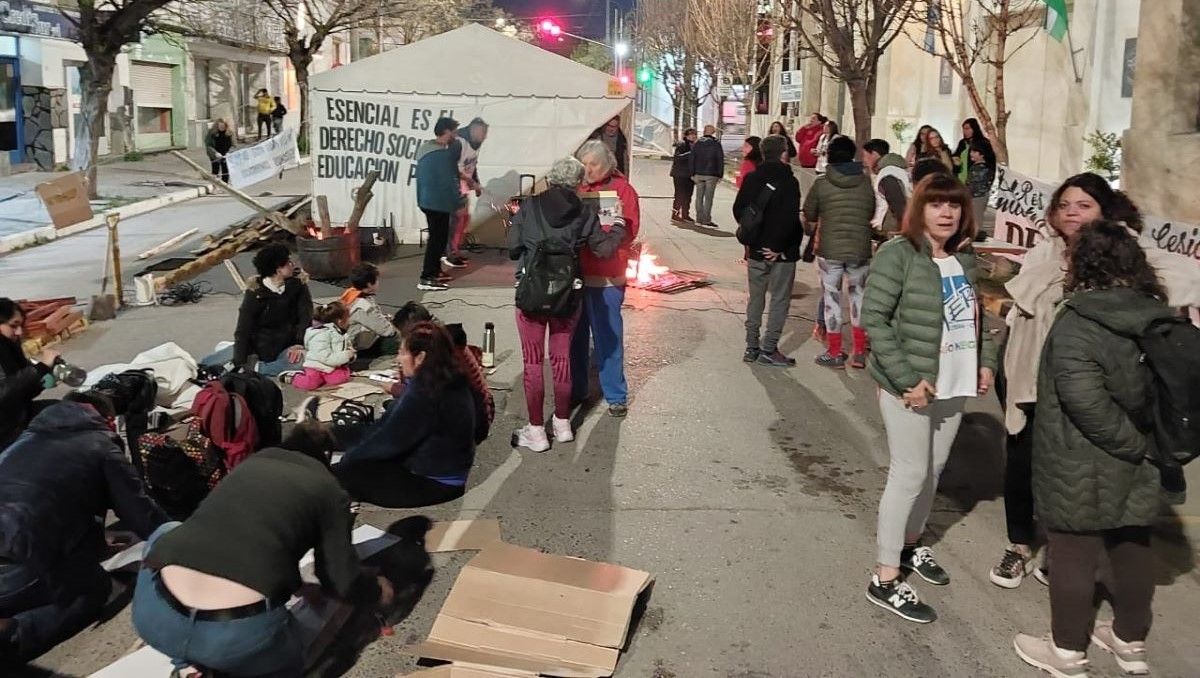 La Unter inició el paro de 48 horas con un acampe en la Legislatura