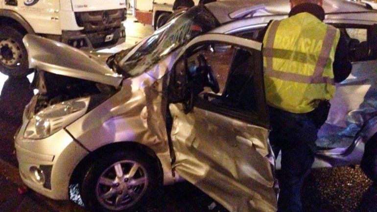 El Chevrolet Meriva mostraba la violencia del impacto. El camión de reparto no pudo evitar embestirlo sobre la Ruta 22.