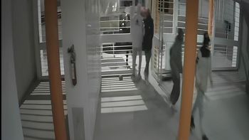Los ladrones irrumpieron en el complejo de departamentos del barrio San Pablo. Un vecino escuchó cuando forzaban un bicicletero y al ser descubiertos escaparon con una bici. 