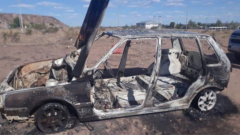 Vecina de Oro halló su auto desmantelado y quemado en Neuquén