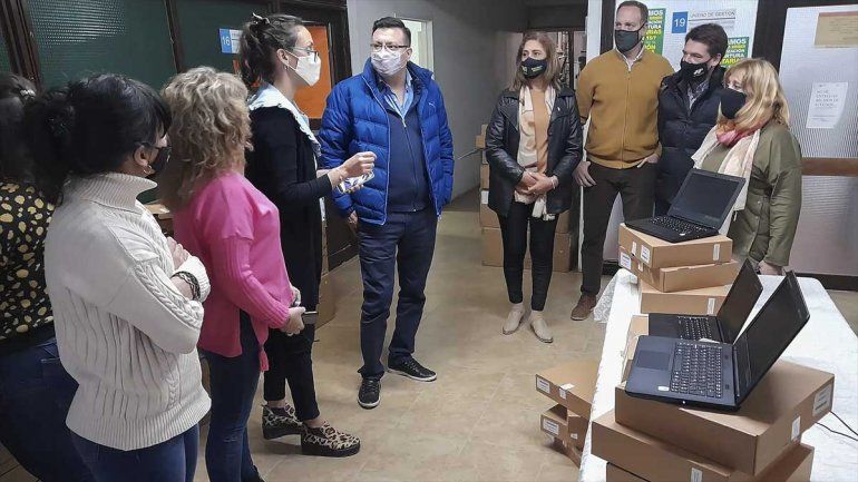Tracchia anunció 500 computadoras para proyectos educativos escolares