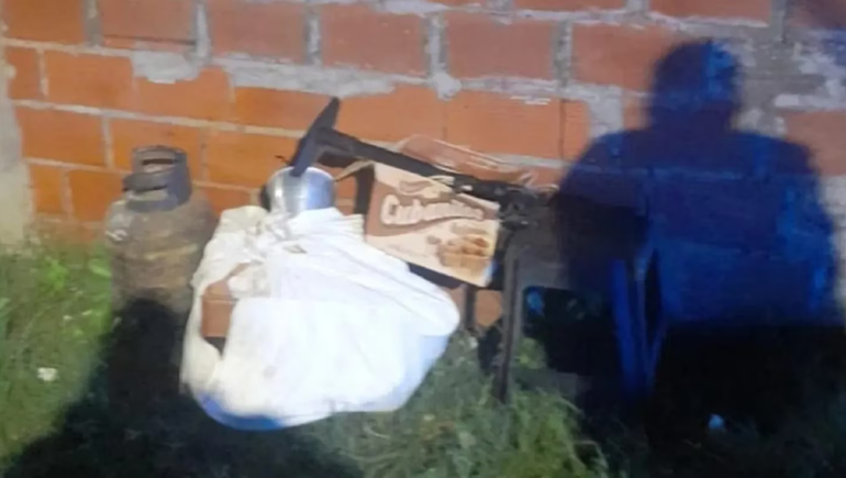 Ladrones entraron a robar a una casa y encontraron un cadáver en el baño