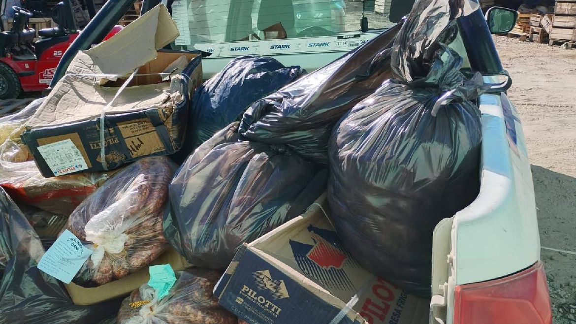 La Policía e inspectores municipales secuestraron casi 700 kilos de carne en un comercio. | LMCipolletti.com La Policía e inspectores municipales secuestraron casi 700 kilos de carne en un comercio.