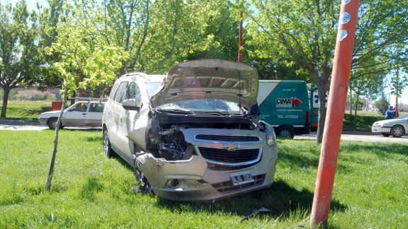 Los salvó el airbag tras un violento choque contra un poste