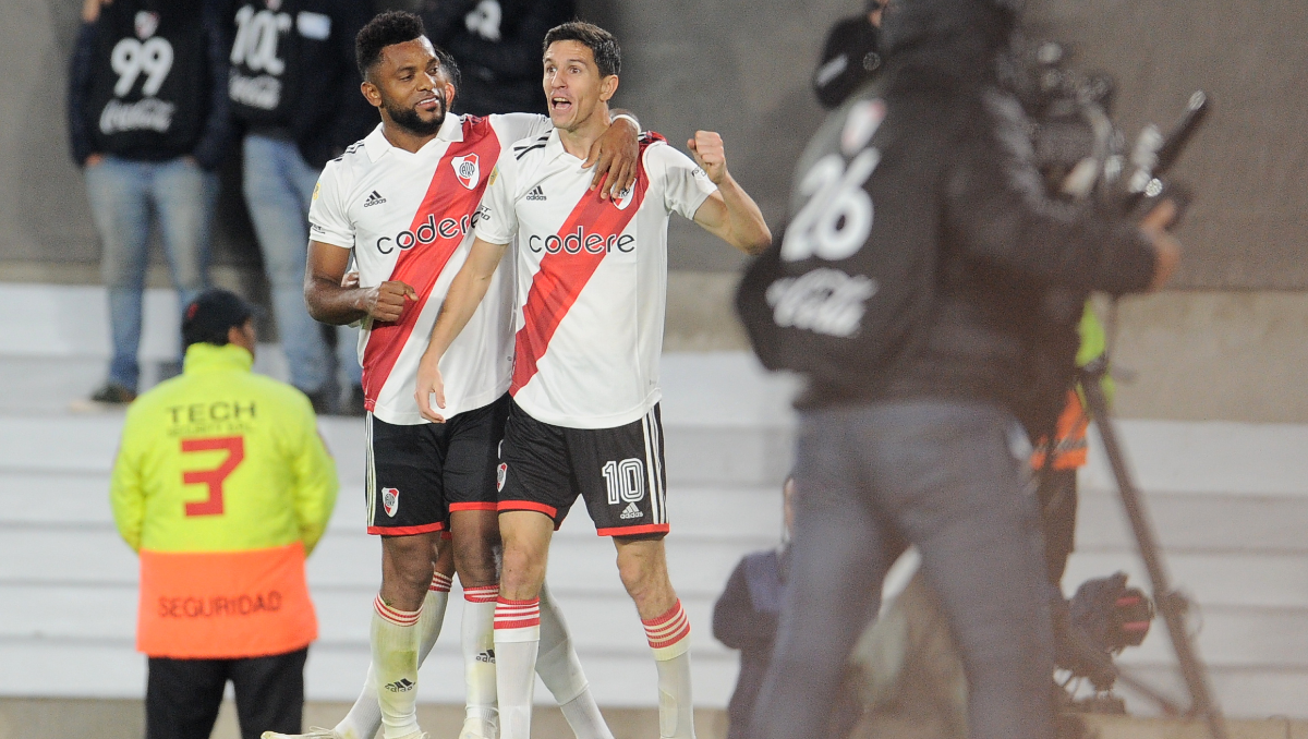 Miguel Borja y Nacho Fernández, los autores de los goles en la victoria de River, el puntero del torneo. Fotos: Télam&nbsp;