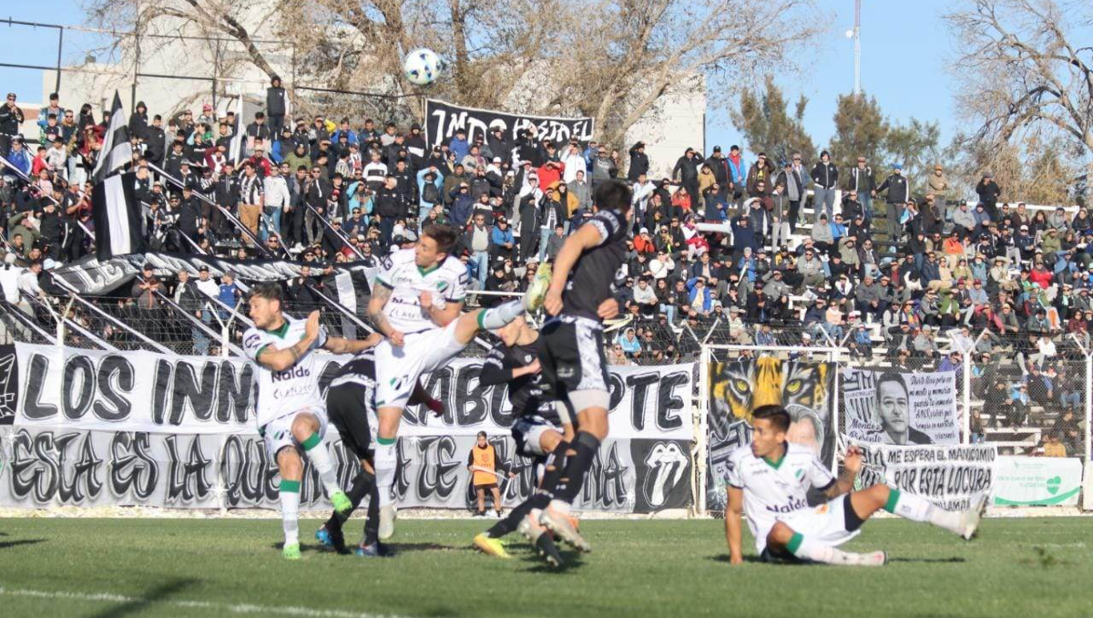 Cipolletti no puede con Villa Mitre. Foto: Anahí Cárdena