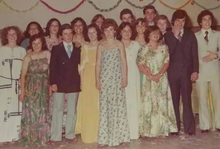 Ya pasaron casi 50 años de esta foto: el grupo en la fiesta de egresados.