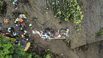 al menos 33 muertos en un autobus sepultado por un alud en colombia
