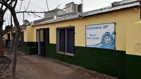 Dos policías salvaron la vida de una joven en Viedma