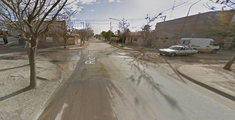 La joven caminaba por inmediaciones de la esquina de las calles Río Negro y Cinco Saltos, donde fue sorprendida por el ladrón. La joven caminaba por inmediaciones de la esquina de las calles Río Negro y Cinco Saltos, donde fue sorprendida por el ladrón. 