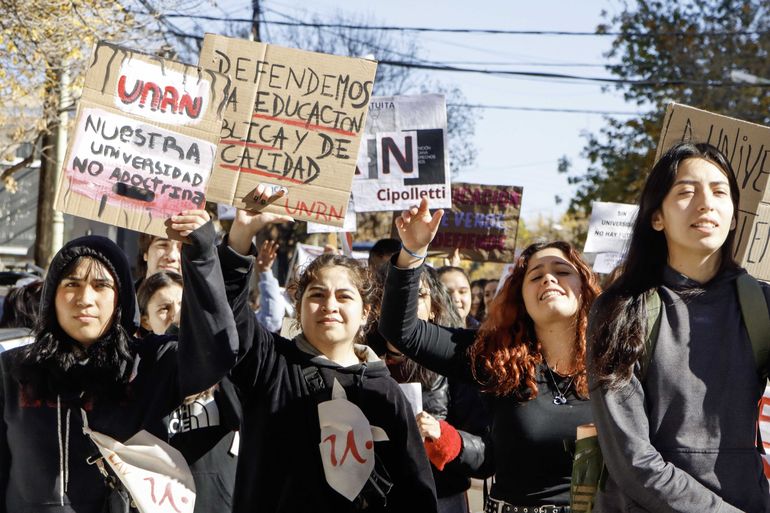 Bajo la consigna "en defensa de la educaci&oacute;n p&uacute;blica, Cipolletti fue uno de los escenarios de la marcha universitaria. Foto: Anah&iacute; C&aacute;rdena