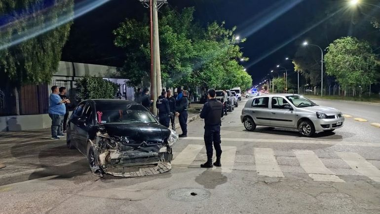 El Citroën negro chocó el Clío que estaba estacionado. Vecinos aseguran que el auto negro corría una picada con una Jeep Renegade que escapó del lugar.  | LMCipolletti.com El Citroën negro chocó el Clío que estaba estacionado. Vecinos aseguran que el auto negro corría una picada con una Jeep Renegade que escapó del lugar.
