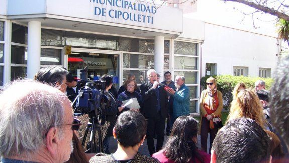 Autoridades locales, provinciales y vecinos participaron del homenaje al Cipolletazo.