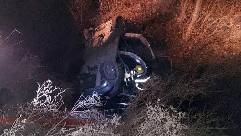 Cayeron a un desagüe en un auto: hay cinco heridos