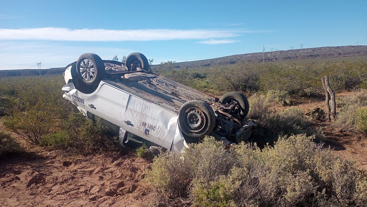 Un taxista cipoleño sufrió un fuerte vuelco en cercanías a El Chocón