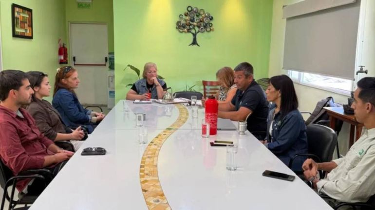 La reunión de la empresa canadiense con la intendenta de Los Menucos. La reunión de la empresa canadiense con la intendenta de Los Menucos.