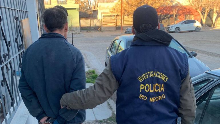 ¿Ladrón improvisado?: entró armado a robar, se llevó $3000, algunos buzos que perdió en la fuga y lo atraparon