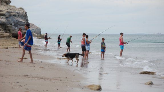 Muchos se animan a la pesca desde la costa balnearia de Las Grutas.