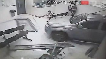 un barra de boca se metio a una guardia con su camioneta y dio una insolita justificacion: el video