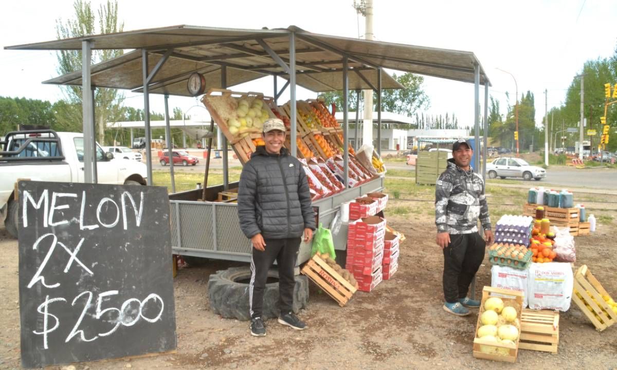 Aníbal junto a Leo, uno de sus compañeros en el puestito. Foto Antonio Spagnuolo.