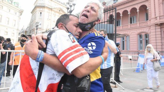 La foto que estremece: el abrazo del dolor que une a Boca y a River