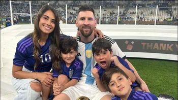 Lionel Messi y Antonela Roccuzzo junto a Thiago, Mateo y Ciro.