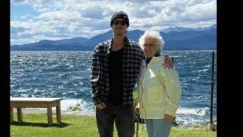 Un joven viajó con su abuela a Bariloche y las postales del viaje se volvieron virales.