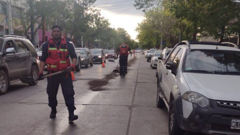 Un vehículo perdió combustible por dos cuadras en pleno centro cipoleño