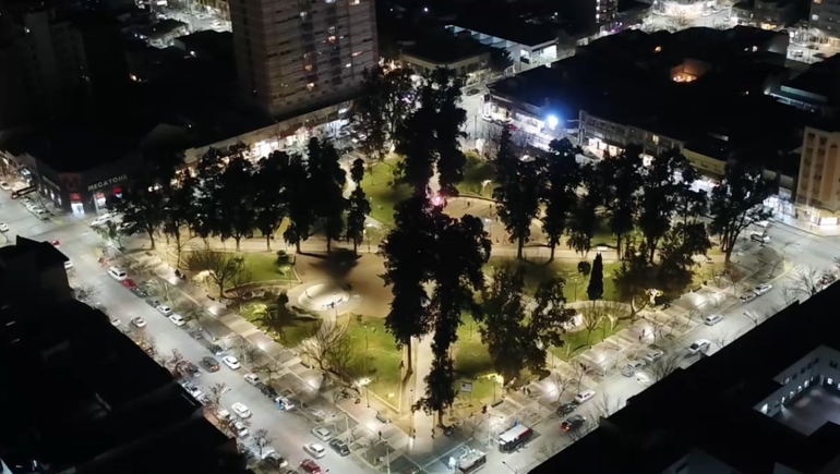 La Plaza San Martín de Cipolletti ya luce su renovada iluminación led.