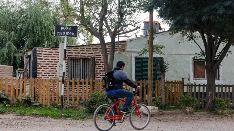 Les tiran piedras a a las casas y luego entran a robarles