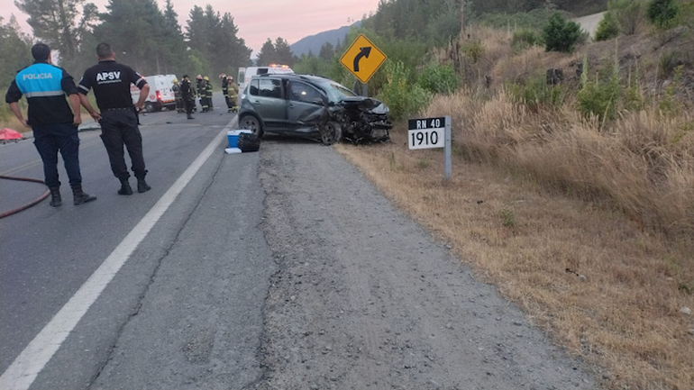 El trágico choque tuvo lugar a la altura del barrio Golondrinas sobre la Ruta 40. El trágico choque tuvo lugar a la altura del barrio Golondrinas sobre la Ruta 40.