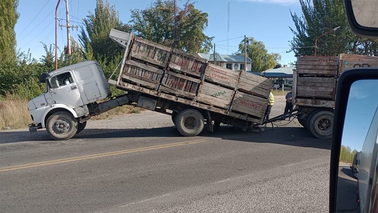 Otra extraña postal en la Ruta 22: un camión con frutas se partió en dos