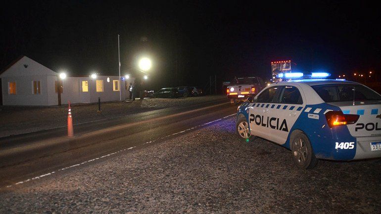 La policía neuquina y cipoleña trabaja en forma conjunta en el caso. La policía neuquina y cipoleña trabaja en forma conjunta en el caso.