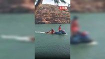 se les rompio el gomon y no pudieron cruzar el rio limay: el rescate, en imagenes