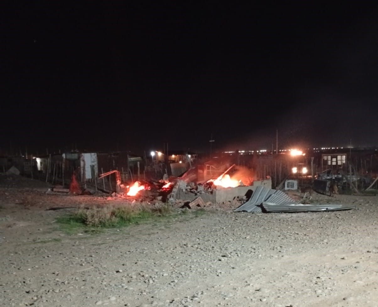 Tras varias denuncias policiales y judiciales sin resultados, pobladores de la toma El Cactus, de Las Perlas, decidieron derribar y quemar la casilla que habitaba una joven que no soportaban por sus insultos y agresiones permanentes.