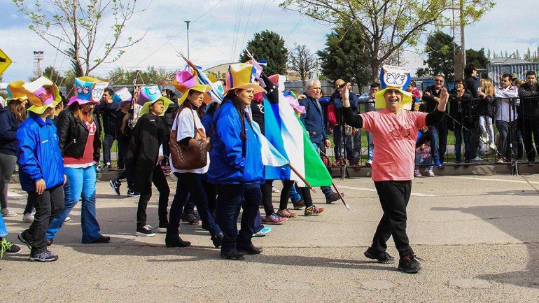 El año pasado hubo asueto en la comuna el 3 de octubre y el desfile cívico-militar se llevó a cabo el domingo 1° de ese mes. Este año no habrá asueto.