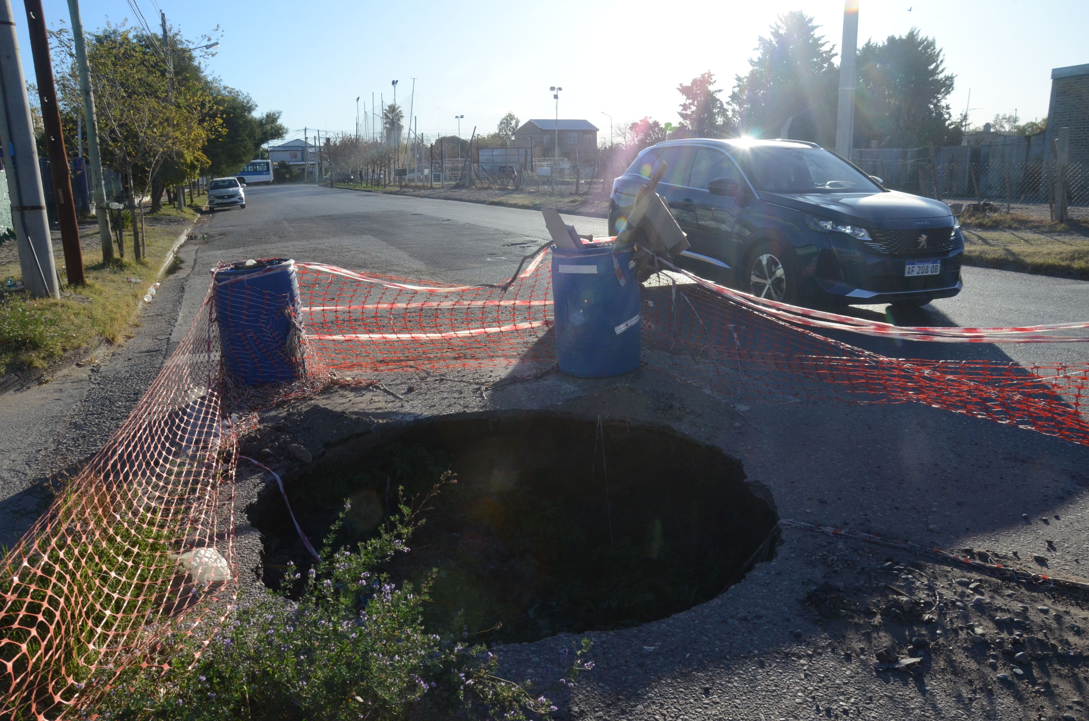 El peligroso cráter neuquino donde cabe una persona o puede caer un auto