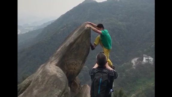 Se salvó de milagro al caer por un precipicio