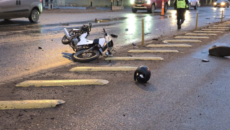 La mujer cruzó en rojo uno de los semáforos de Ruta 7 en Centenario y embistió a la motociclista que murió en el acto.