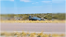 El vuelco fatal ocurrió esta mañana en cercanía a Valcheta. Foto gentileza: FM Única Valcheta.