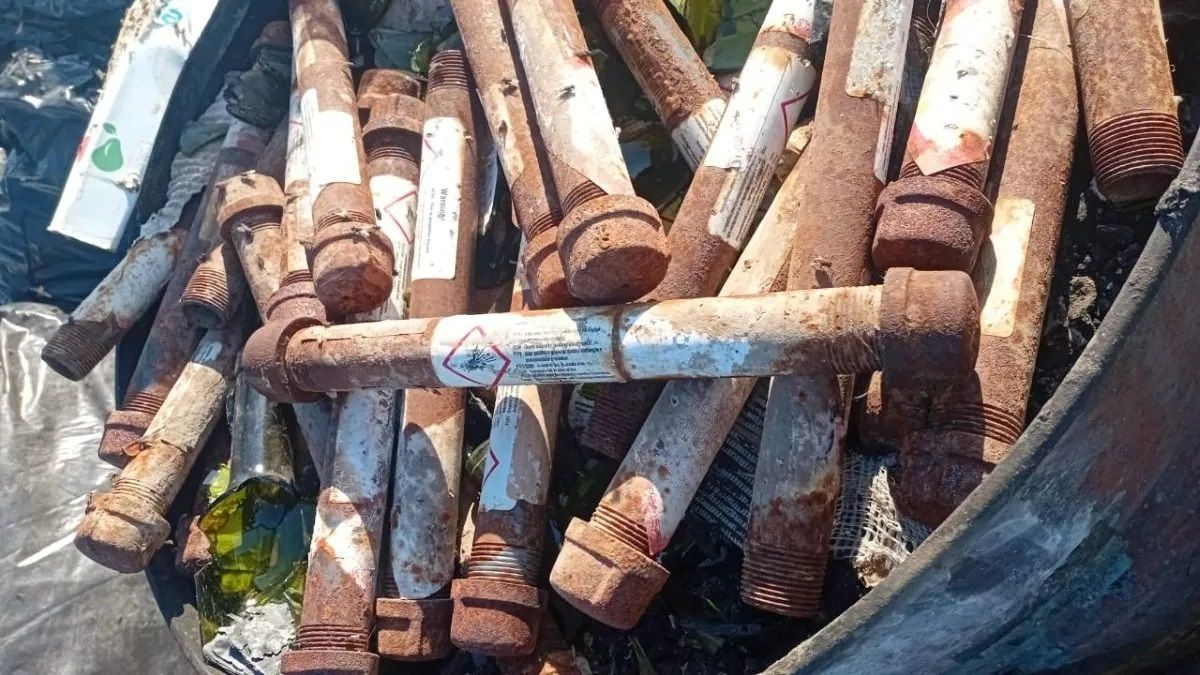 Trabajadores del predio descubrieron un tambor con tubos metálicos que tiene aviso de peligrosidad. Hubo un gran operativo en el lugar.