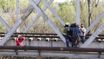 rescataron a la mujer que se colgo del puente ferroviario 